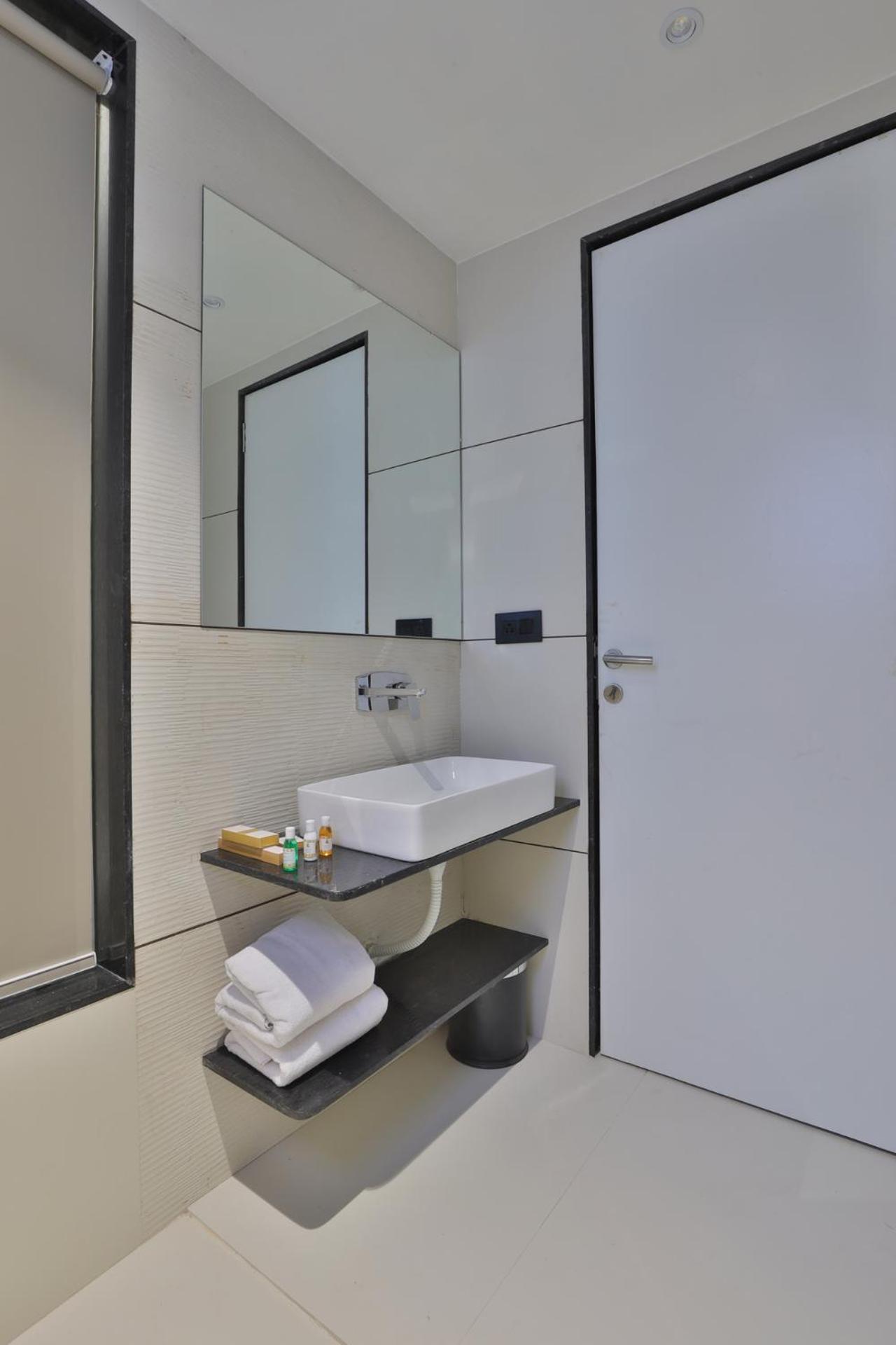 Hotel Elements Surat Buitenkant foto