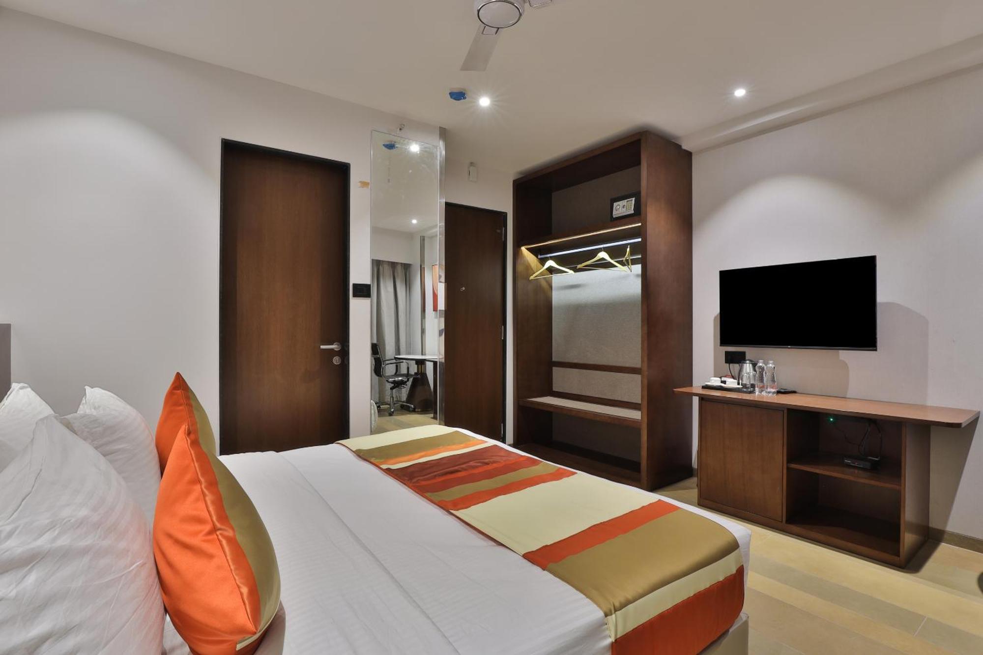 Hotel Elements Surat Buitenkant foto