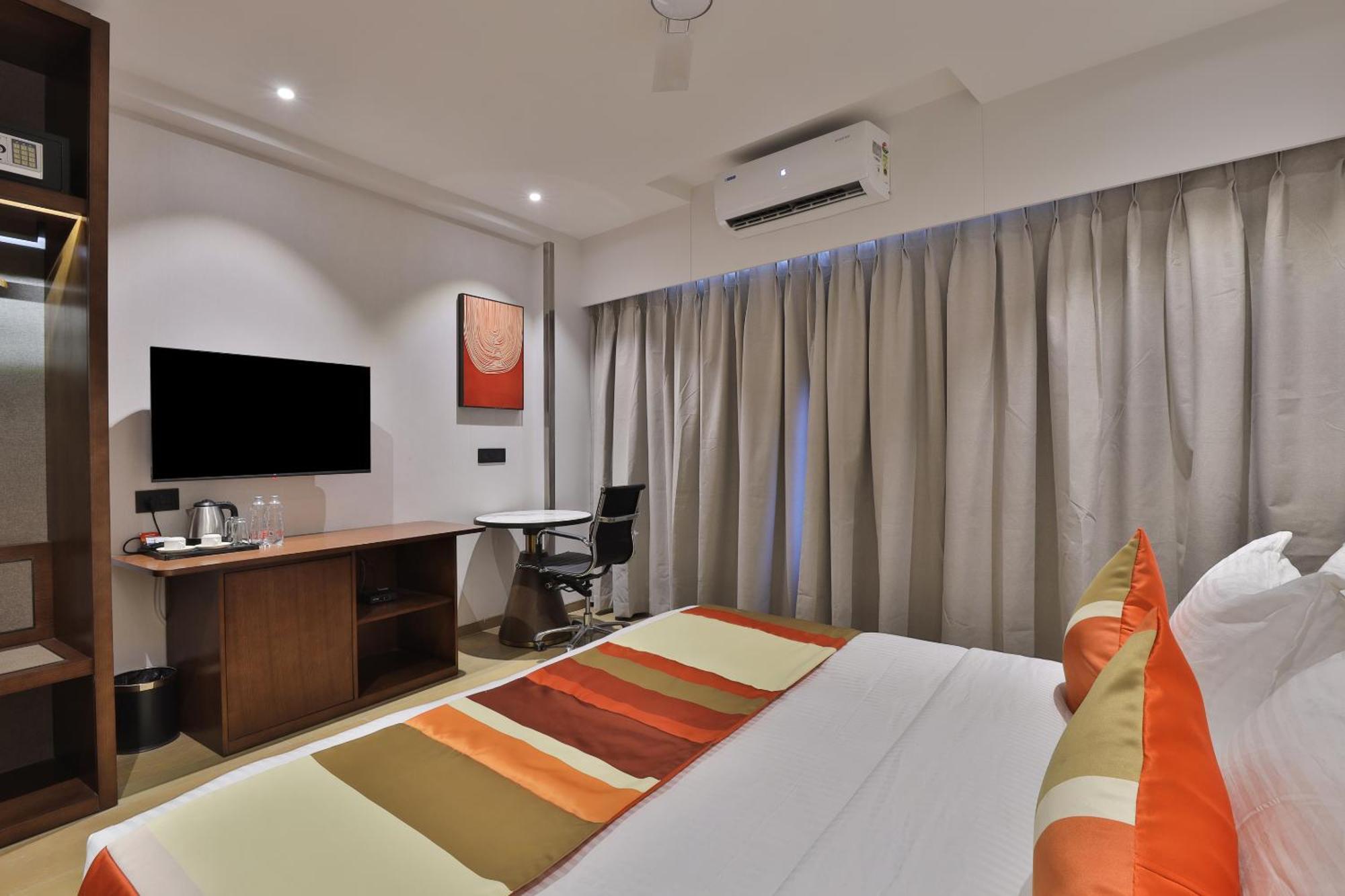 Hotel Elements Surat Buitenkant foto